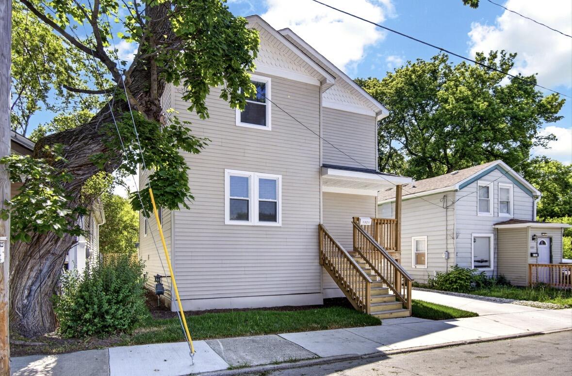 1321 Terrace Avenue Racine, WI 53403 - Photo 3 of 29 IMG_9325