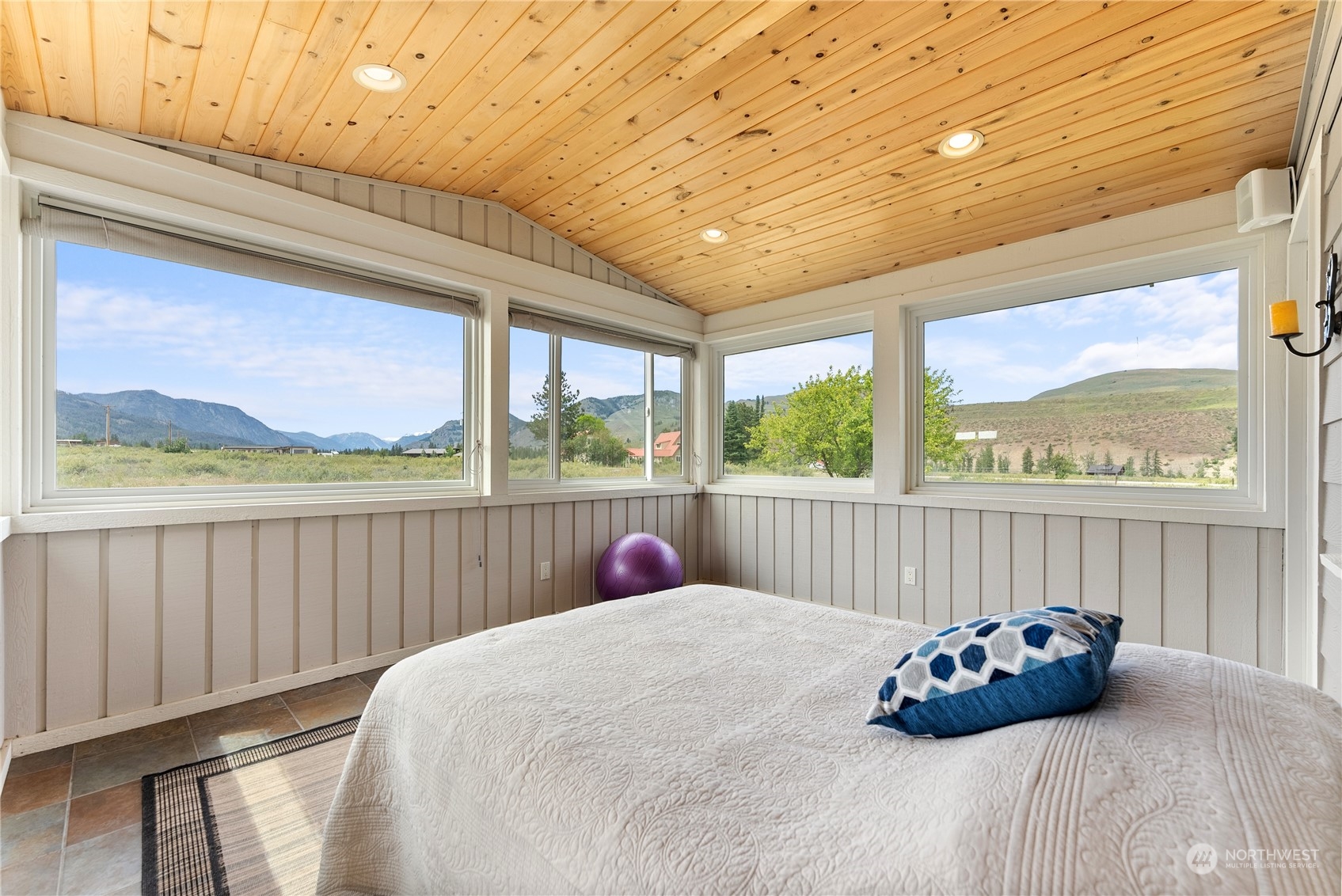 5 Wolfden Road Winthrop, WA 98862 - Photo 23 of 40 a bed sitting in a bedroom next to a window