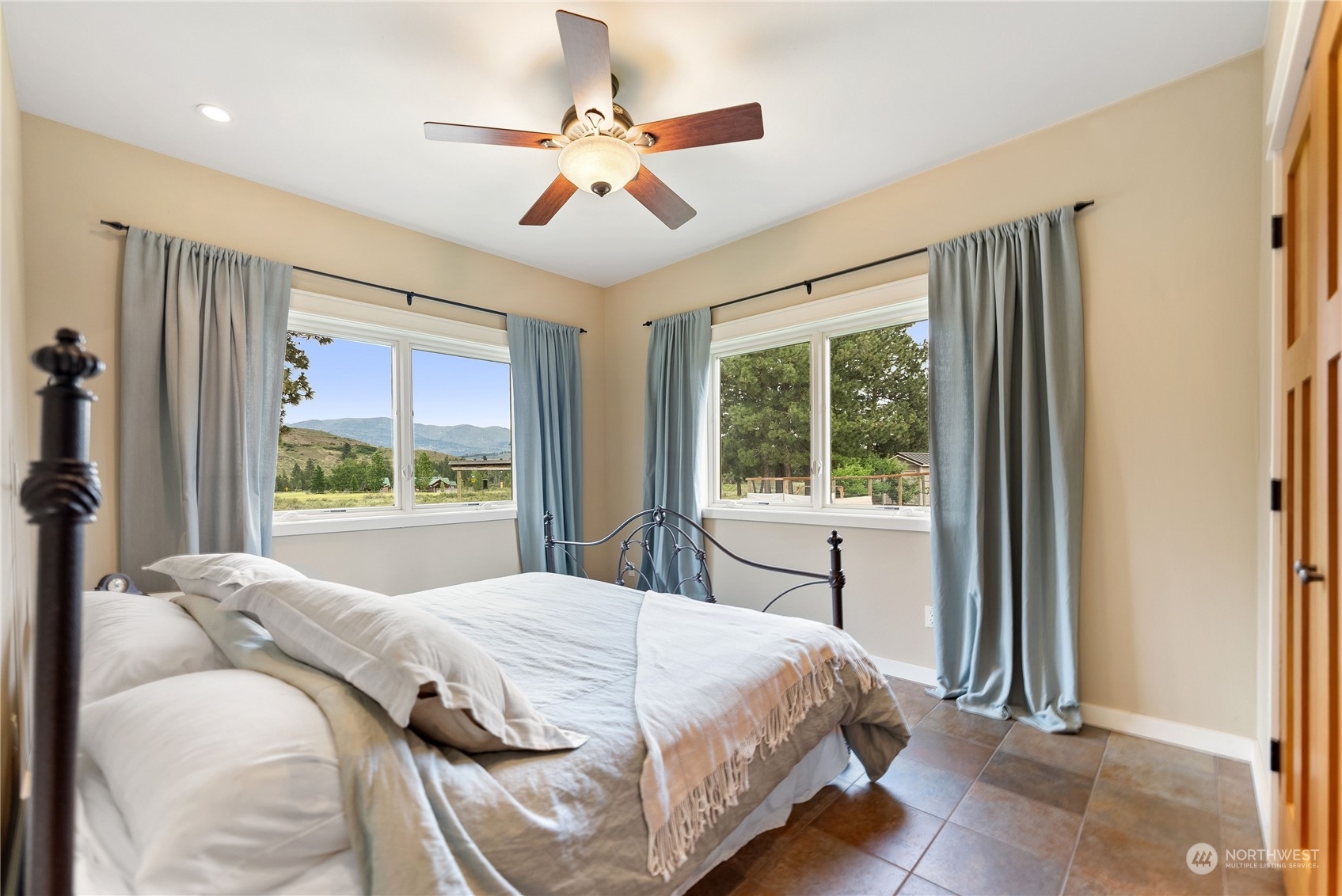 5 Wolfden Road Winthrop, WA 98862 - Photo 28 of 40 a bedroom with a large bed and a large window