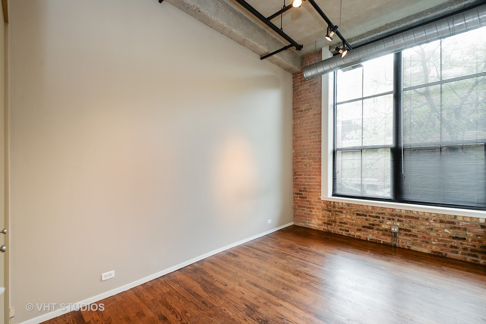 817 West Washington Boulevard, Unit 103 Chicago, IL 60607 - Photo 9 of 10 an empty room with a window