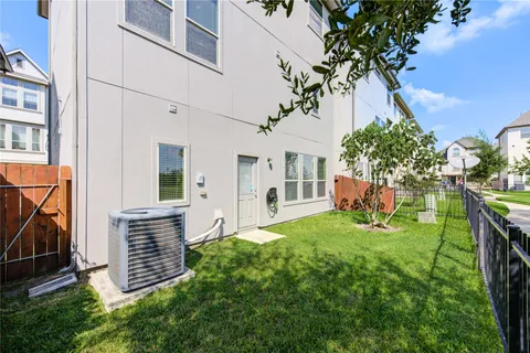 a view of front of a house with a yard
