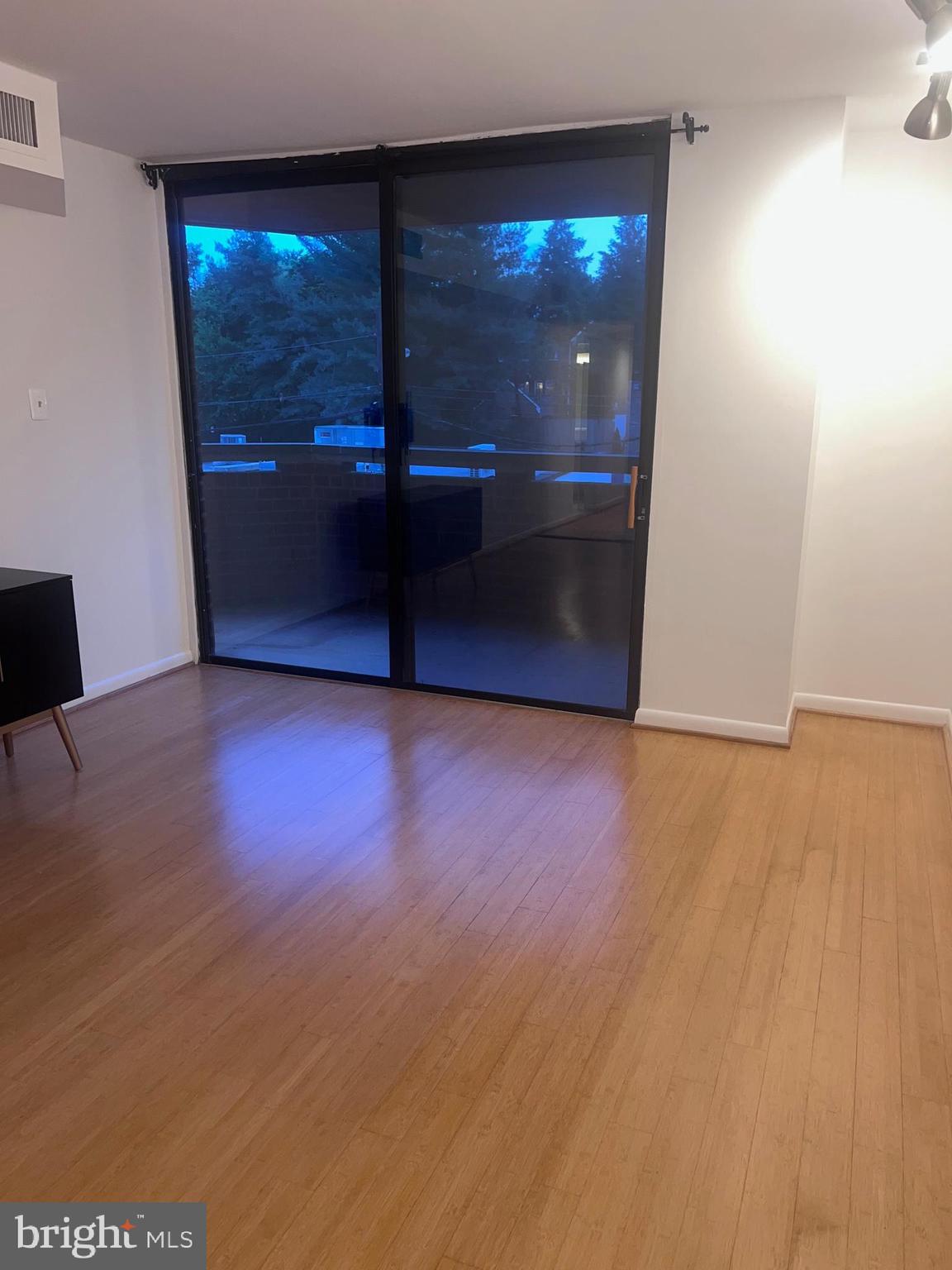 4444 Connecticut Avenue Northwest, Unit 303 Washington, DC 20008 - Photo 7 of 11 Living room