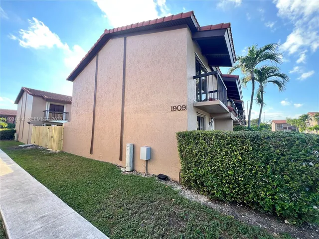 $3,100 | 1909 Southwest 107th Avenue, Unit 910, Miami, FL 33165