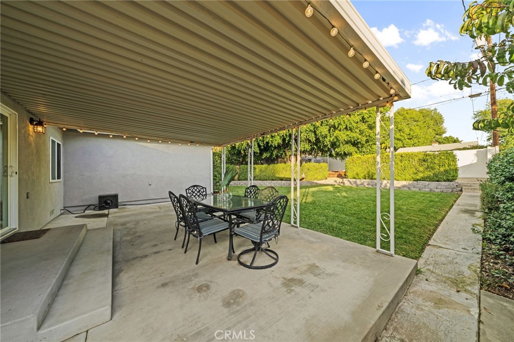 536 North Pennsylvania Avenue Glendora, CA 91741 - Photo 23 of 38 a view of patio with table and chairs and potted plants