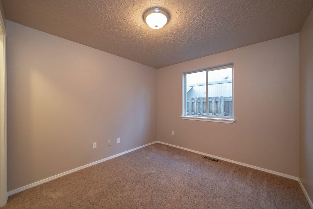 16477 Riley Drive La Pine, OR 97739 - Photo 15 of 26 PhotoMyListing-19