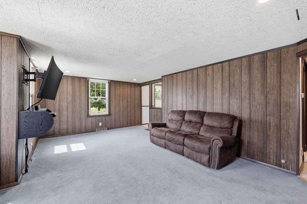 585 Armory Street Springfield, MA 01104 - Photo 7 of 40