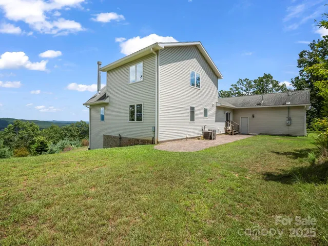 a view of a house with backyard