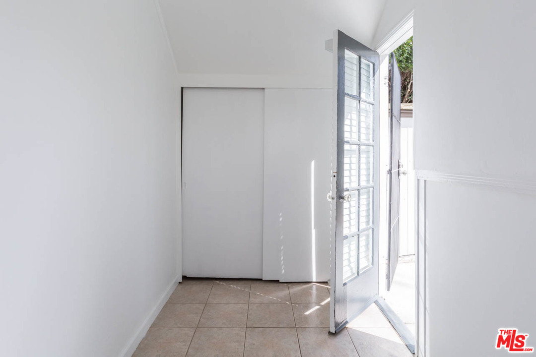 1212 Scenic Drive Glendale, CA 91205 - Photo 16 of 42 a view of entryway with bathroom