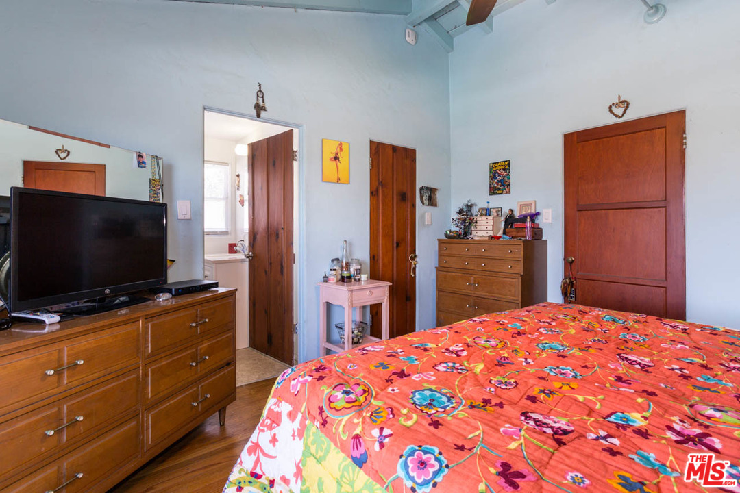 1212 Scenic Drive Glendale, CA 91205 - Photo 27 of 42 a bedroom with a bed and a flat screen tv in it