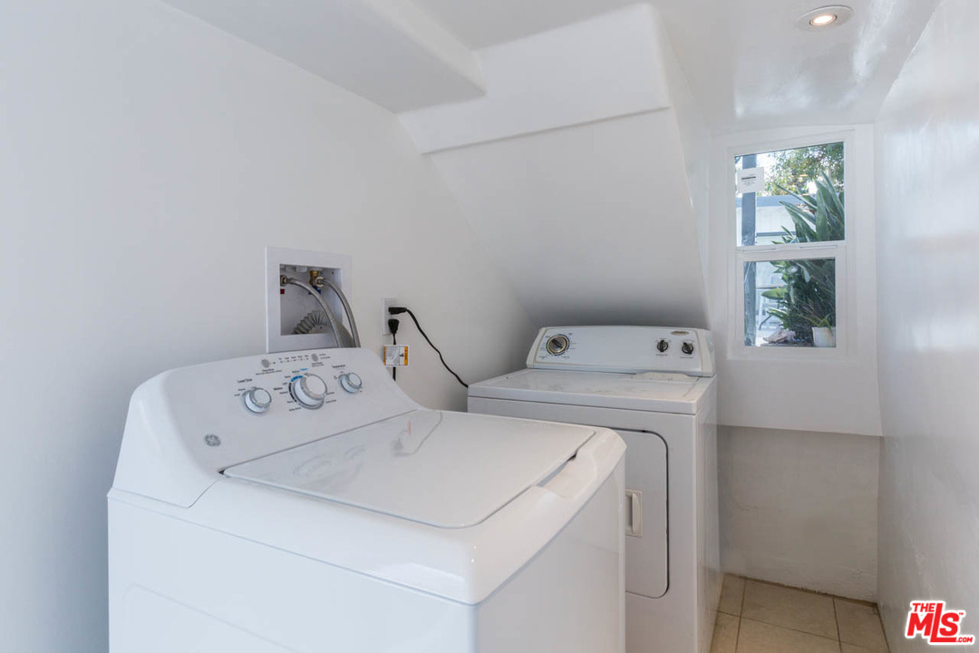 1212 Scenic Drive Glendale, CA 91205 - Photo 37 of 42 a utility room with dryer and washer