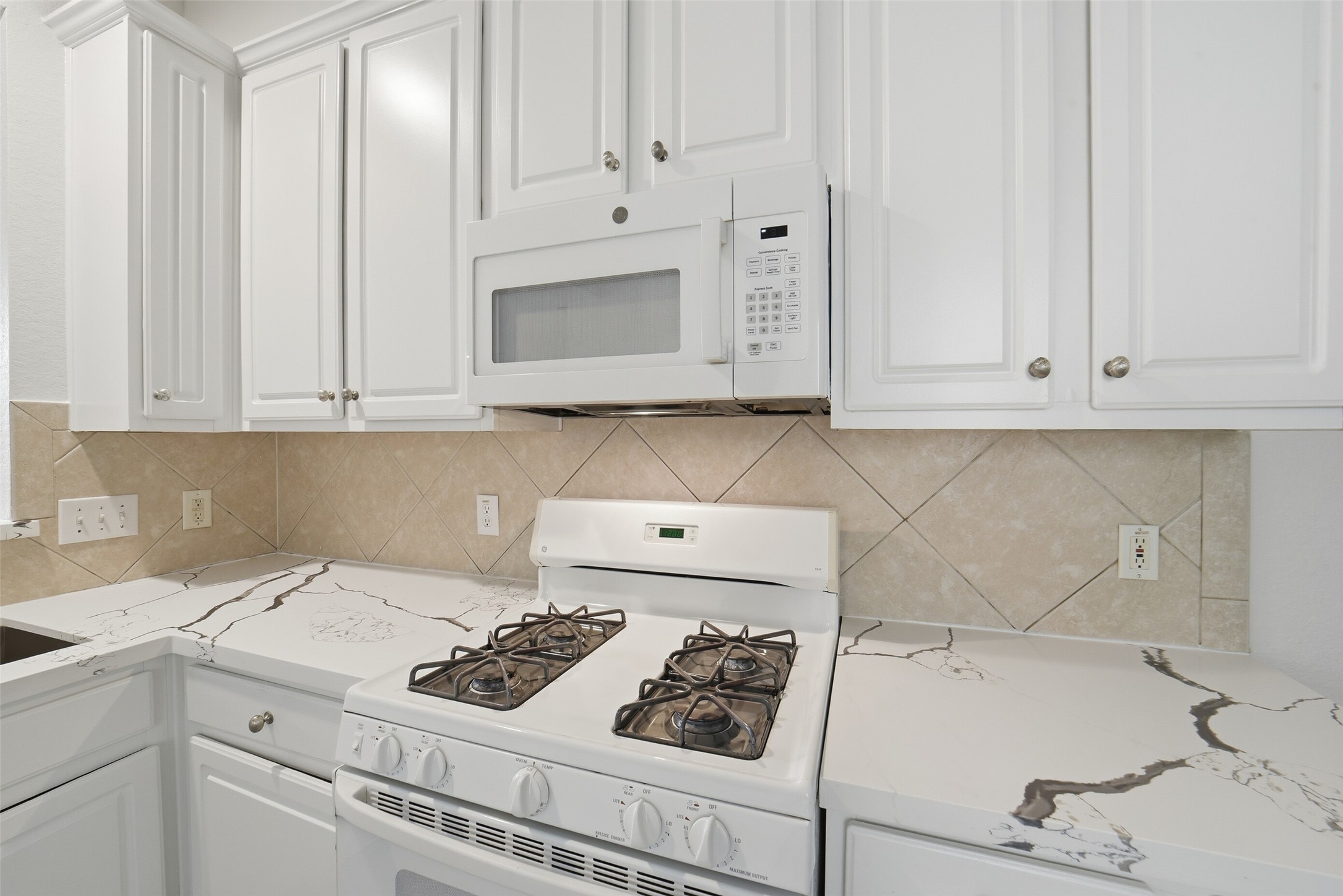 2110 Ridge Wood Lane Sugar Land, TX 77479 - Photo 8 of 26
