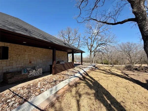 a view of backyard of the house