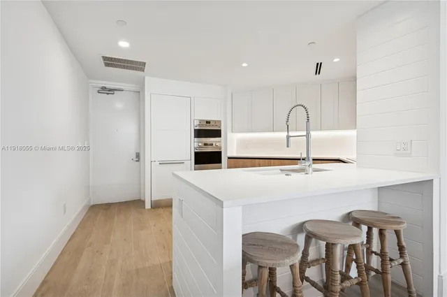 $10,000 | 705 Crandon Boulevard, Unit 306, Key Biscayne, FL 33149