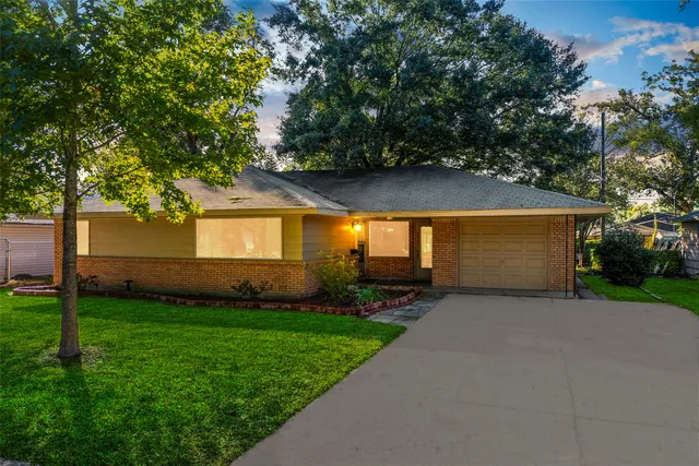 a view of a house with backyard and garden