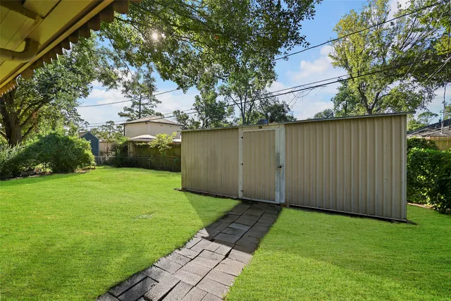 a view of a backyard