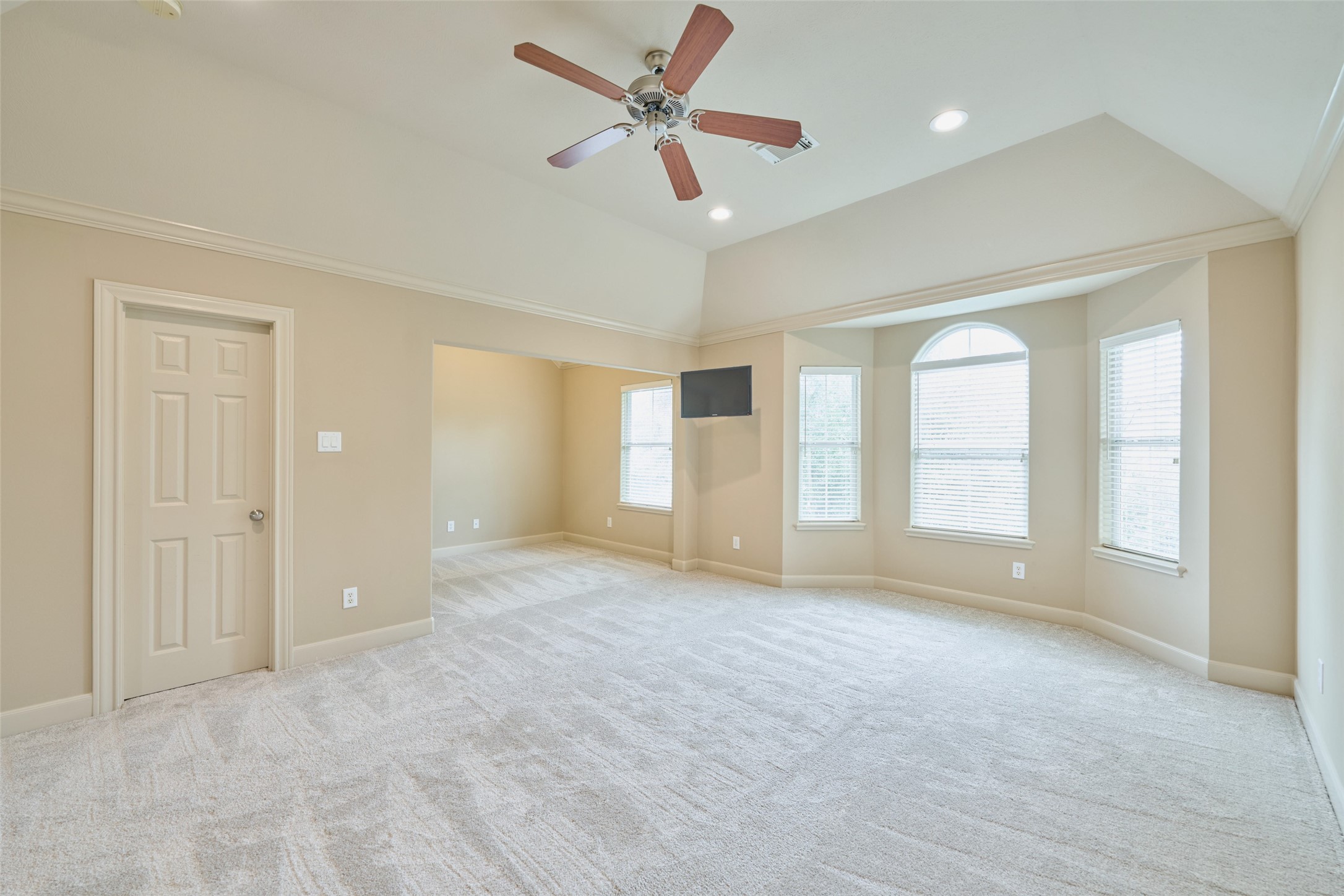 5612 Lacy Street Houston, TX 77007 - Photo 15 of 22 a view of an empty room with a window