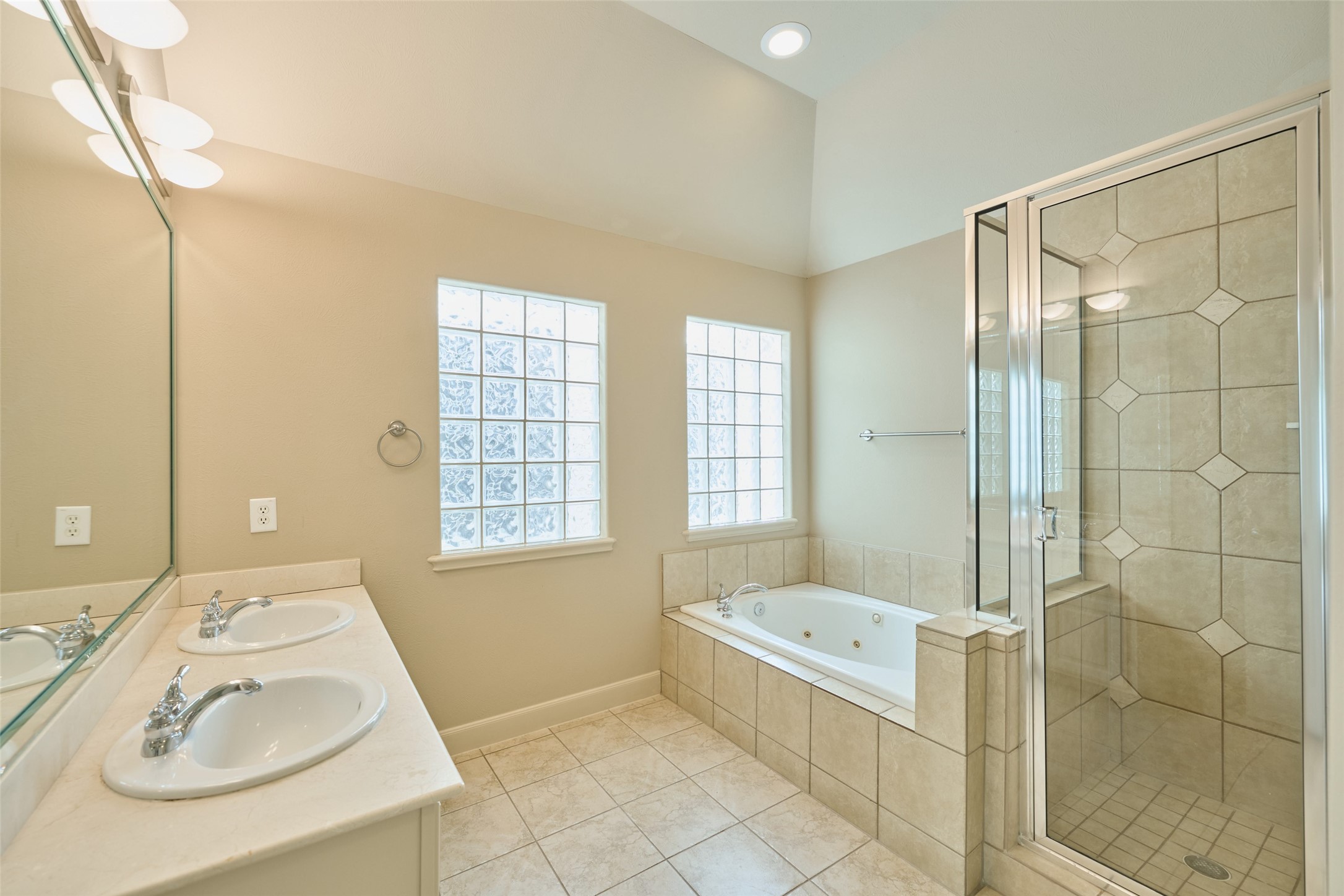 5612 Lacy Street Houston, TX 77007 - Photo 16 of 22 Primary bath with jetted tub and separate shower