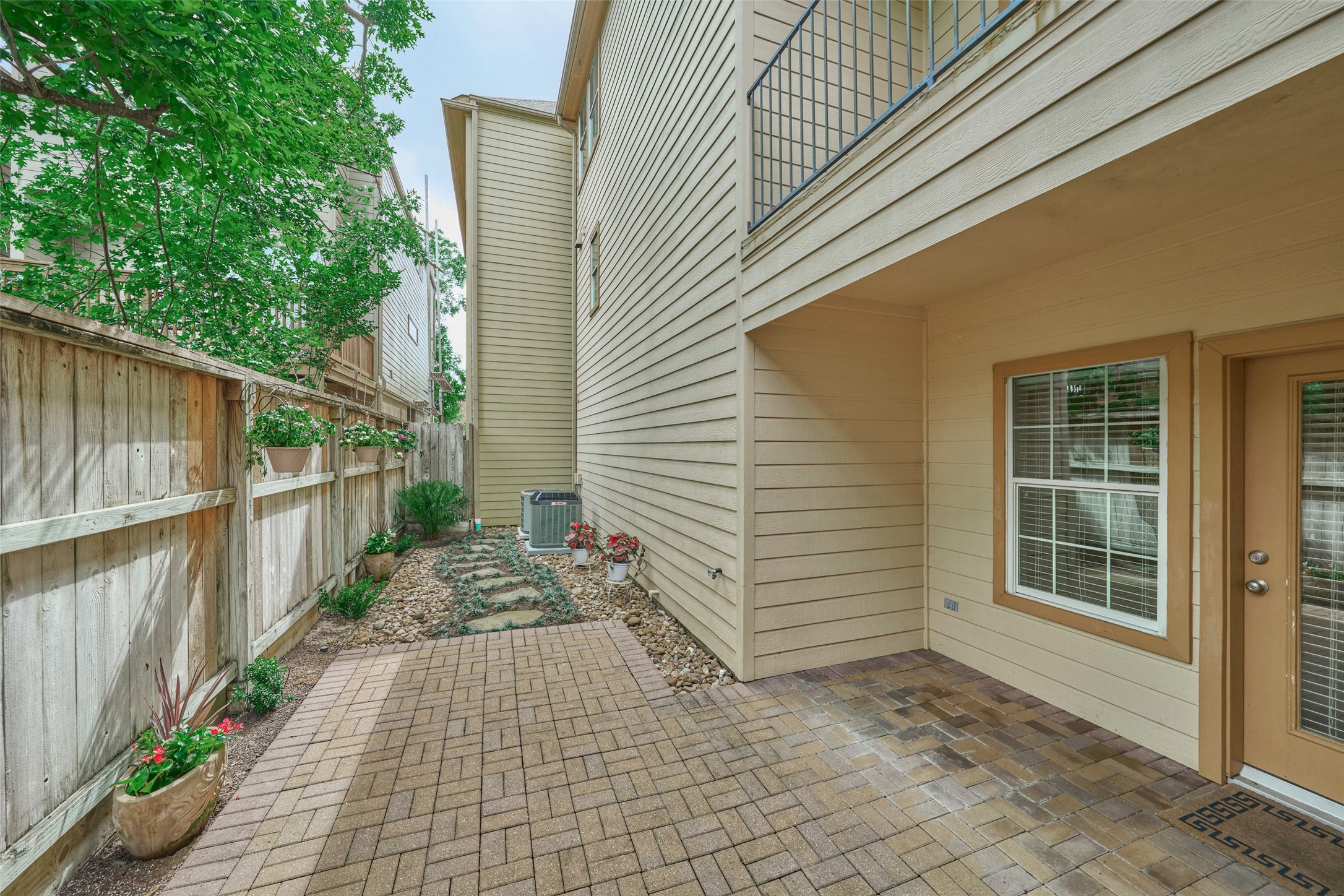 5612 Lacy Street Houston, TX 77007 - Photo 20 of 22 a view of a pathway with a white house