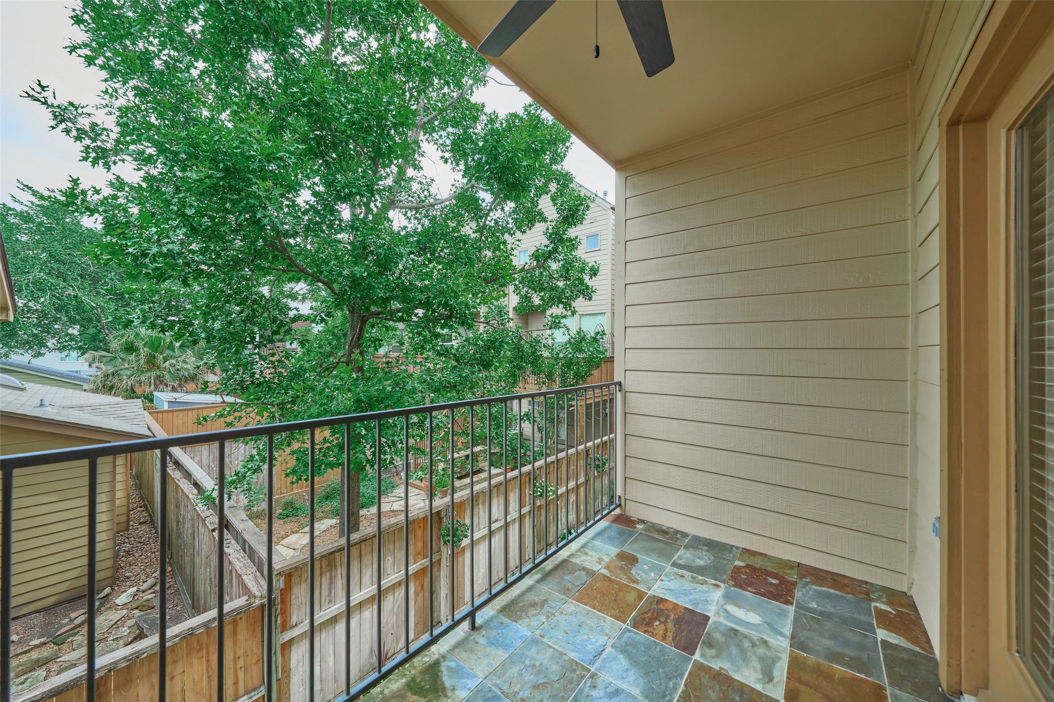 5612 Lacy Street Houston, TX 77007 - Photo 21 of 22 a view of a balcony