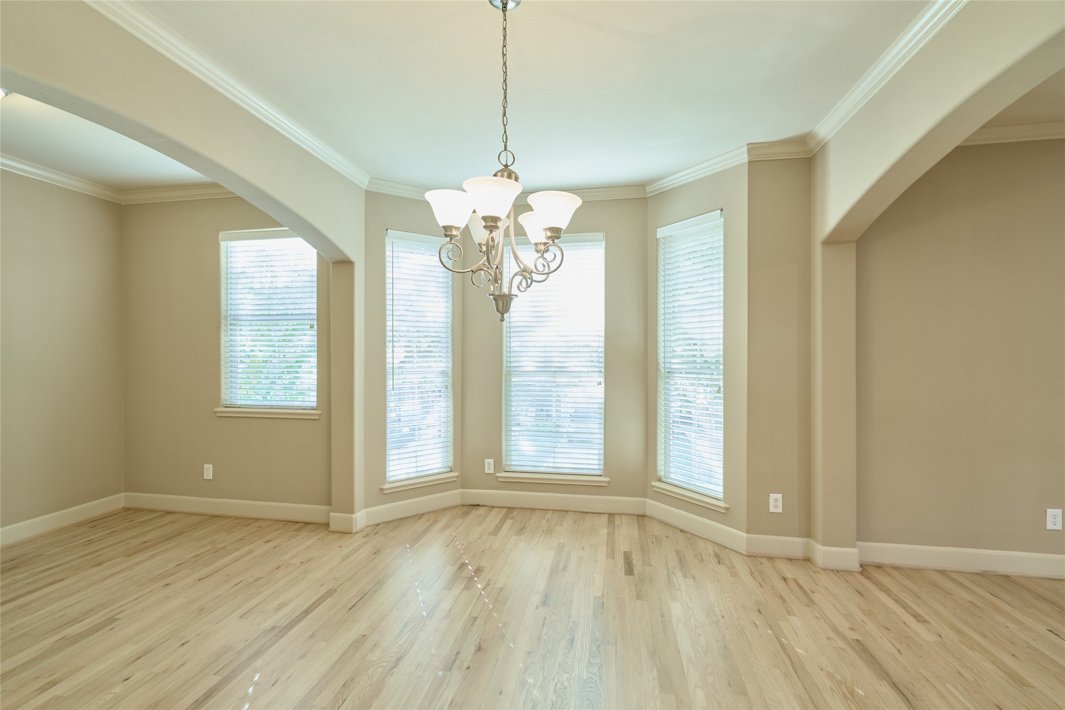 5612 Lacy Street Houston, TX 77007 - Photo 7 of 22 Deep bay windows in living room, dining room and primary bedroom