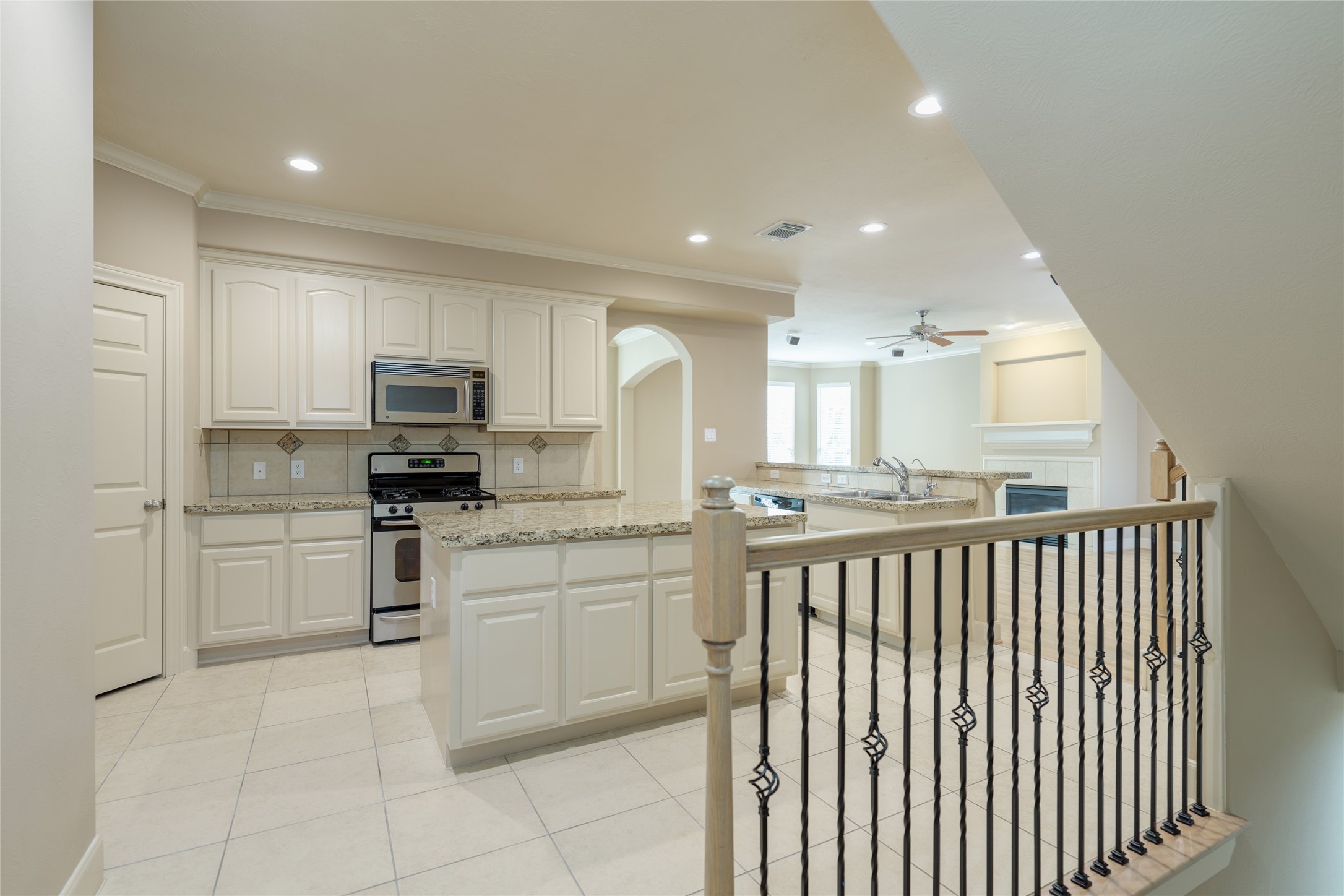 5612 Lacy Street Houston, TX 77007 - Photo 8 of 22 Second level kitchen view