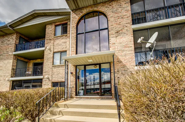 $192,900 | 13240 West Circle Dr Parkway, Unit 304, Crestwood, IL 60418