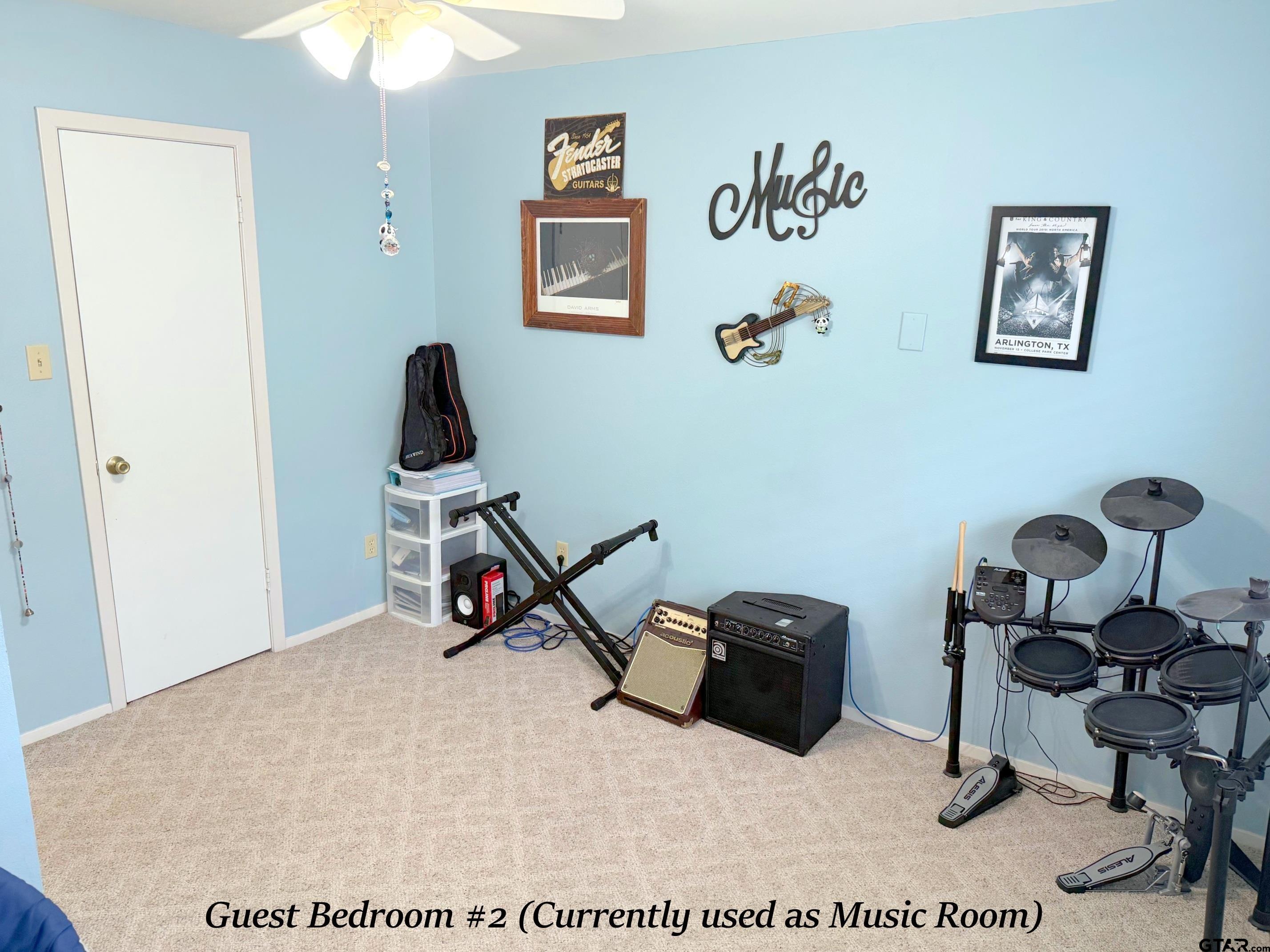 237 Oregon Street Van, TX 75790 - Photo 19 of 44 a bedroom with a workspace