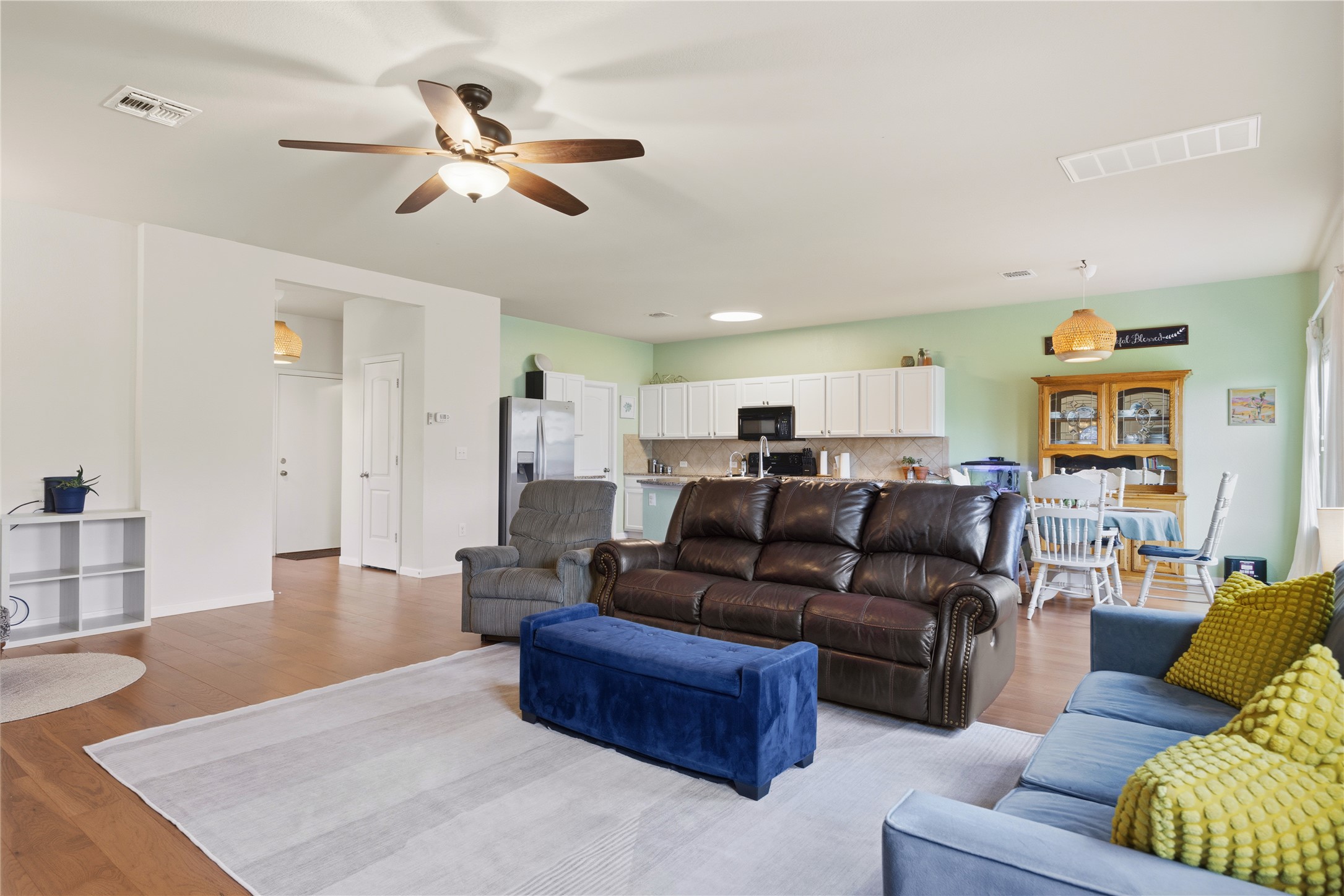 509 Pinnacle Drive Georgetown, TX 78626 - Photo 4 of 25 a living room with furniture