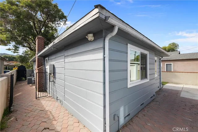 a view of backyard of the house