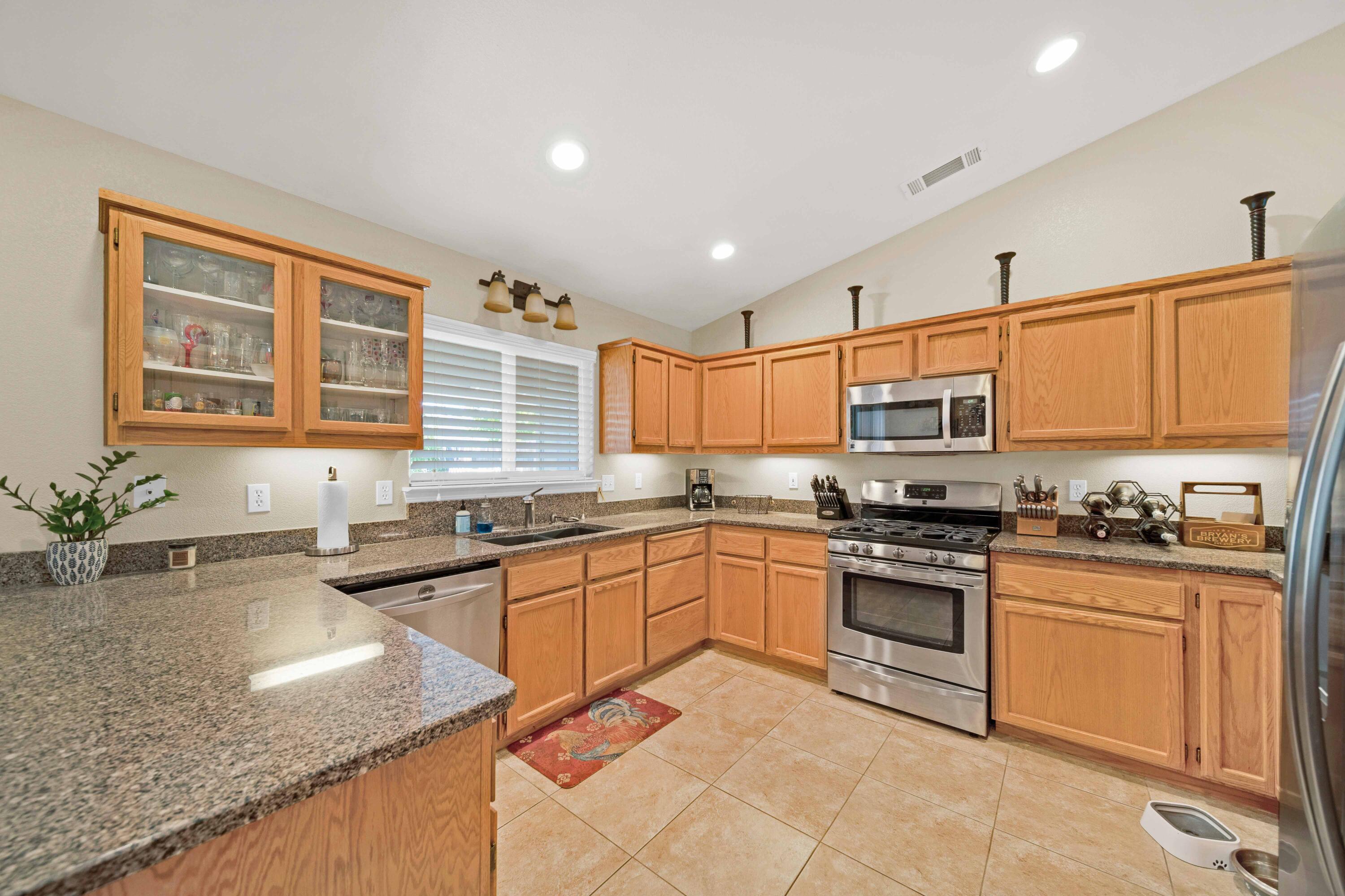 1968 Airstrip Road Redding, CA 96003 - Photo 6 of 42 Redding-Real-Estate-Photography-27