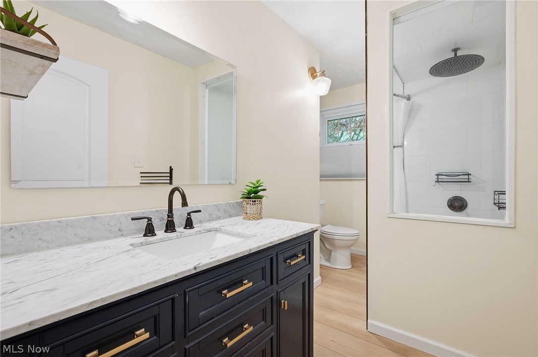 1515 Barlow Road Hudson, OH 44236 - Photo 17 of 31 Hallway full bathroom.