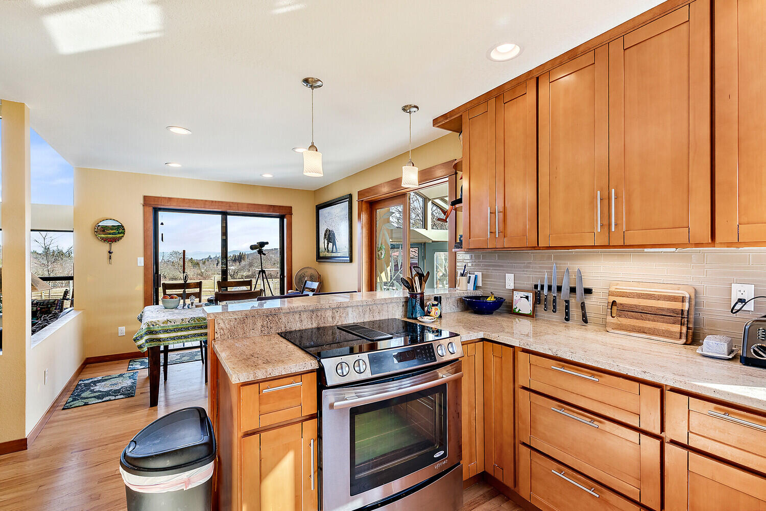 150 Hawk Road Medford, OR 97501 - Photo 15 of 55 32_4E5A2466_mls