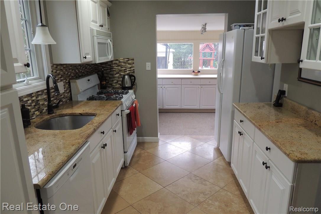 2008 Dorothea Road Berkley, MI 48072 - Photo 6 of 15 dorthea 8.jpg