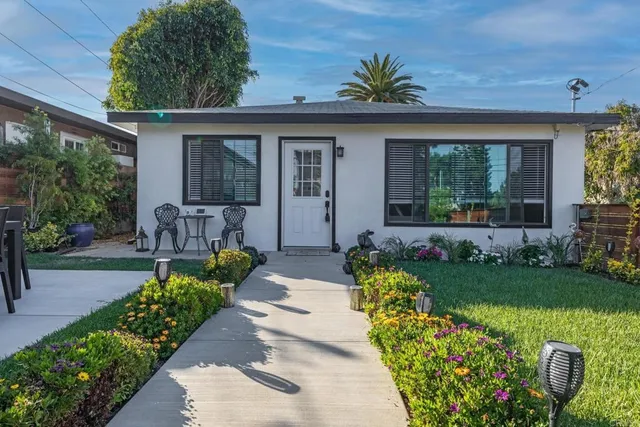 $2,500,000 | 376-378 Acacia Avenue, Carlsbad, CA 92008