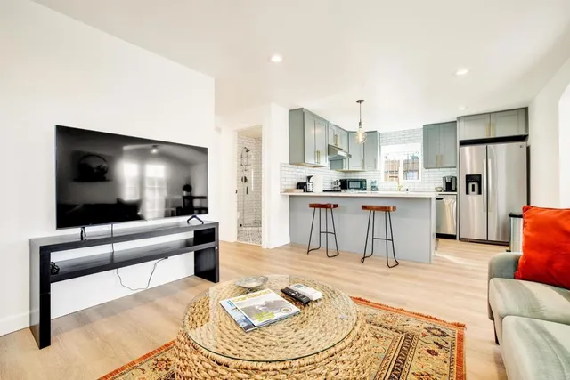 $2,500,000 | 376-378 Acacia Avenue, Carlsbad, CA 92008