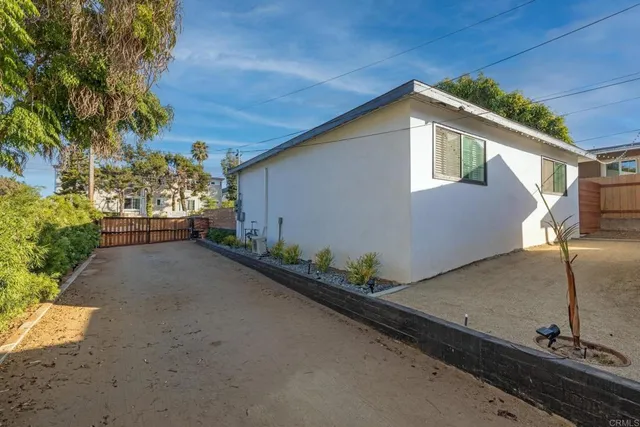 $2,500,000 | 376-378 Acacia Avenue, Carlsbad, CA 92008