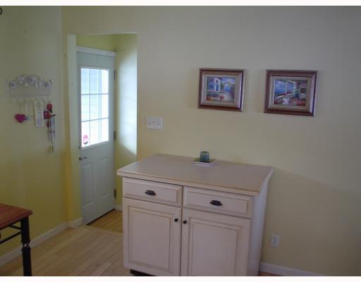 Kitchen. Moveable kitchen island