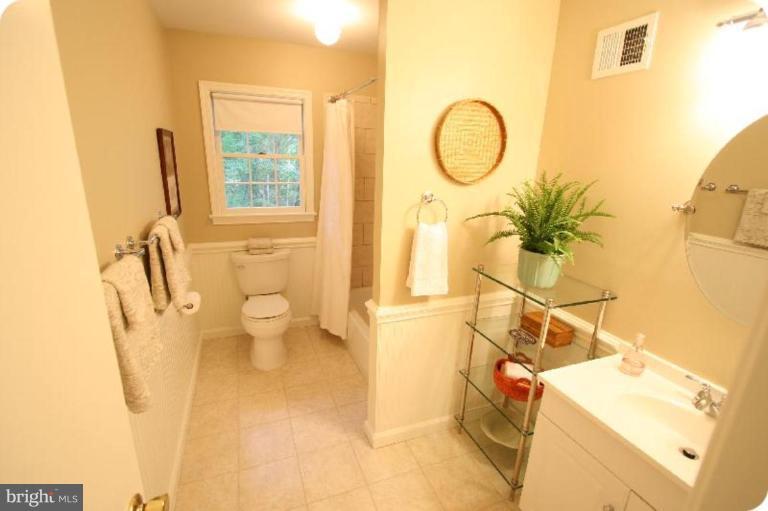 10915 Hunt Club Road Reston, VA 20190 - Photo 18 of 27 Upstairs Hall Bath
