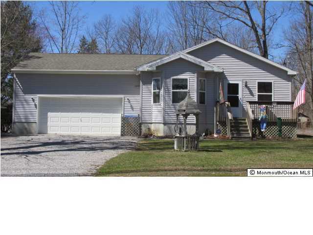 424 Diamond Road Jackson, NJ 08527 - Photo 1 of 22 a front view of a house with a yard