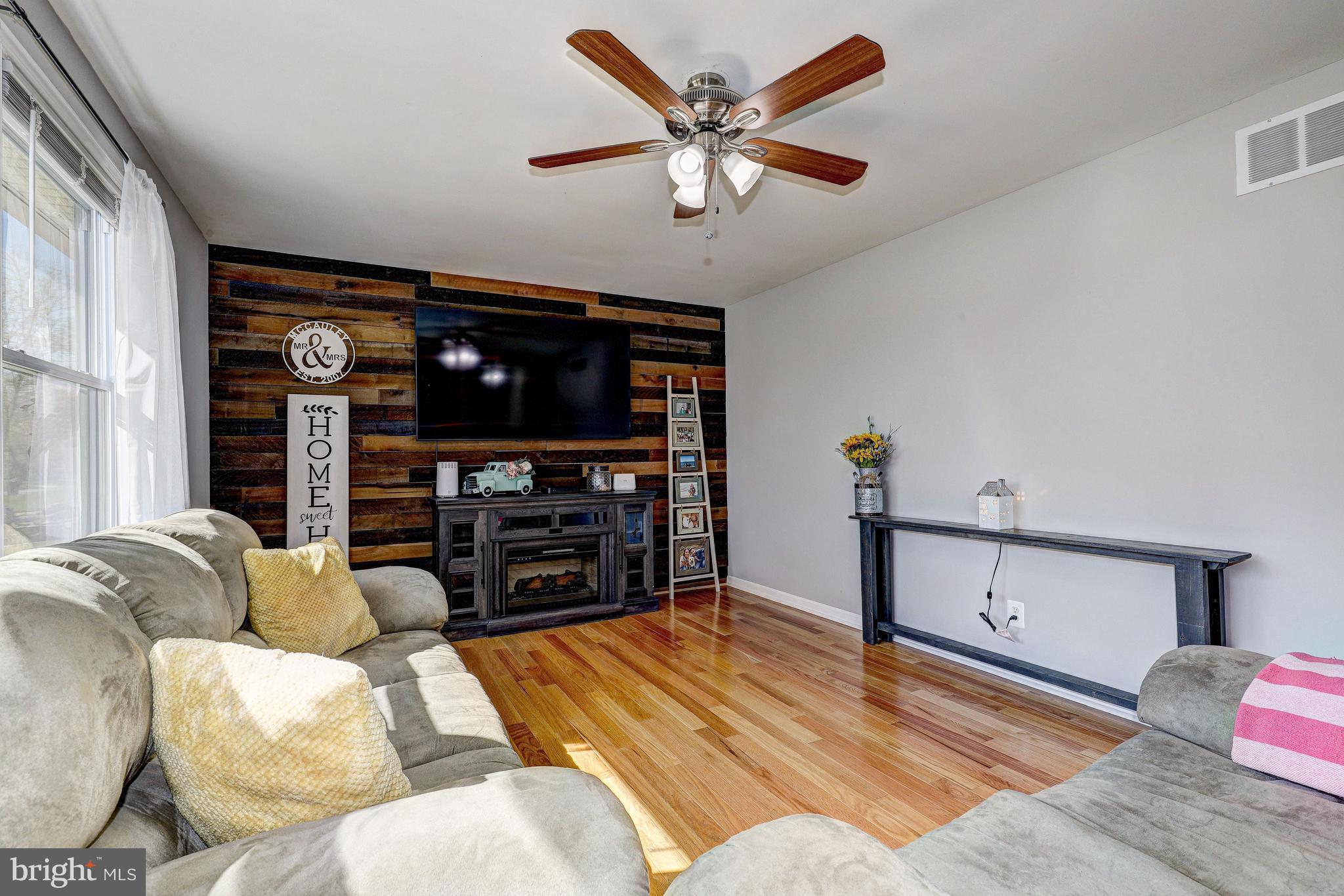 500 Garnett Road Joppa, MD 21085 - Photo 3 of 29 Living Room