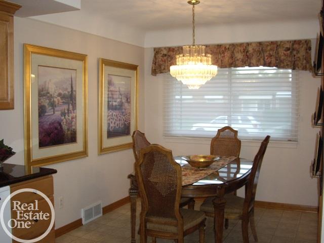 24291 Flower Eastpointe, MI 48021 - Photo 9 of 33 31328880-8.JPG