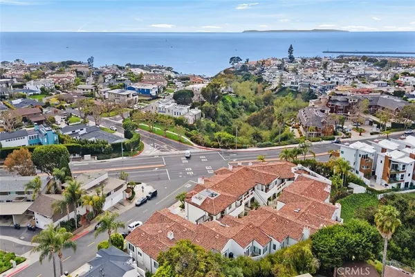 $1,995,000 | 401 Seaward Road, Unit 6, Corona del Mar, CA 92625
