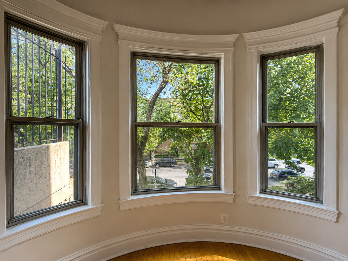668 West Sheridan Road, Unit 2 Chicago, IL 60613 - Photo 4 of 17 Gallery Image 4
