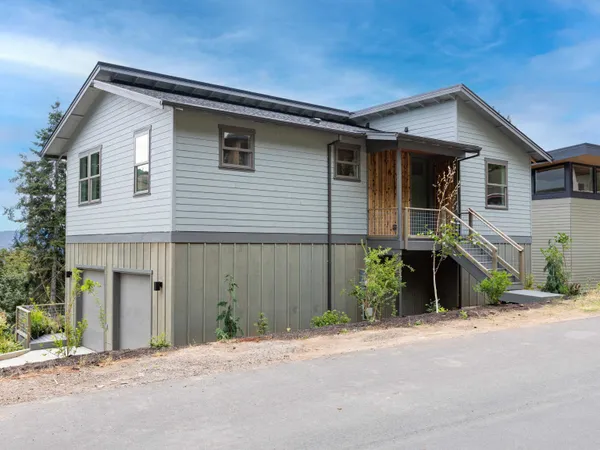 $990,000 | 215 Northwest Sophie Lane, White Salmon, WA 98672