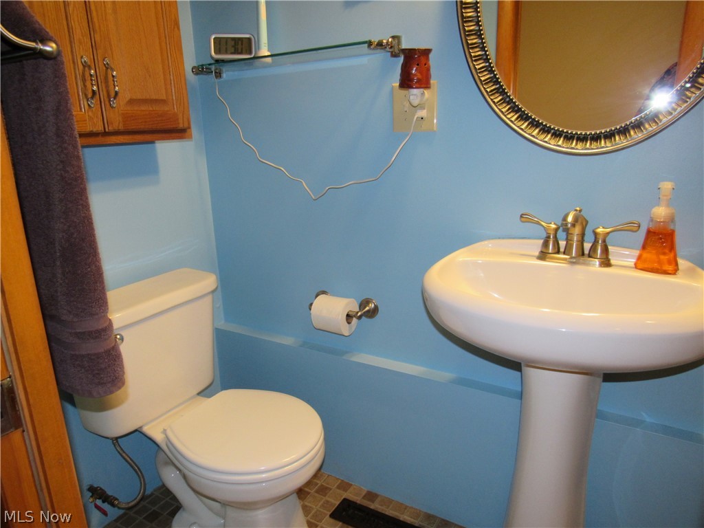 7640 Jefferson Road Ashtabula, OH 44004 - Photo 16 of 35 Full bath located in the breezeway area