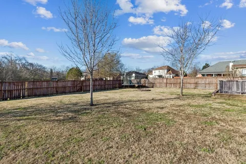 a view of a yard with a house
