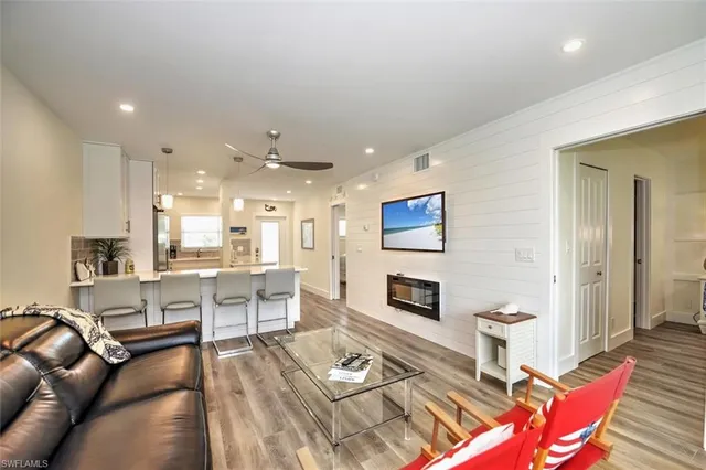 $8,500 | 684 Broad Avenue South, Unit J684, Naples, FL 34102