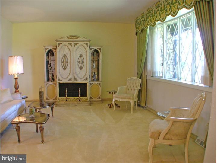 4937 New Road Buckingham, PA 18938 - Photo 9 of 25 Living Room