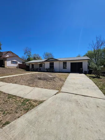 a view of a big room with a big yard