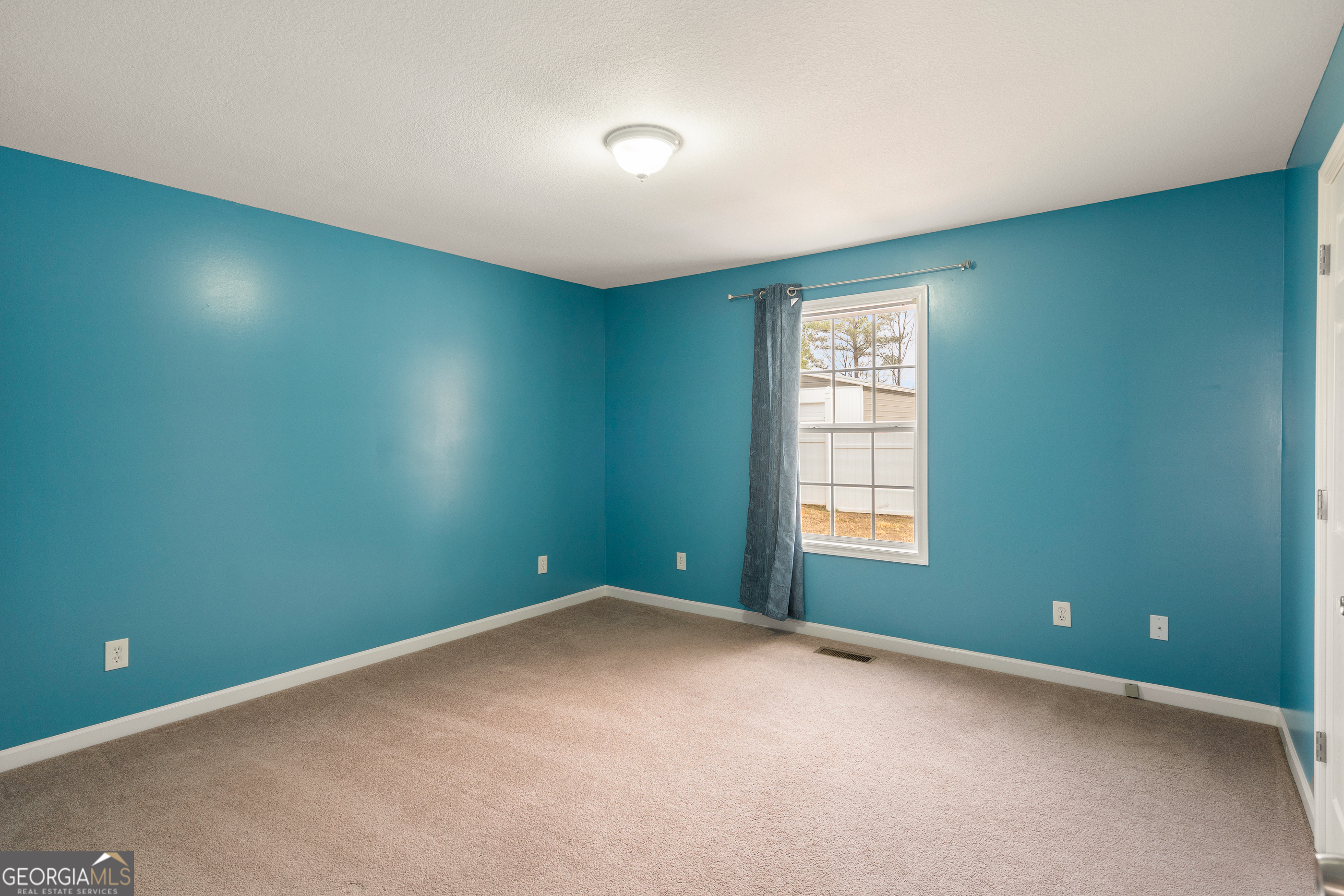 80 Columbus Street Chatsworth, GA 30705 - Photo 30 of 40 an empty room with a window